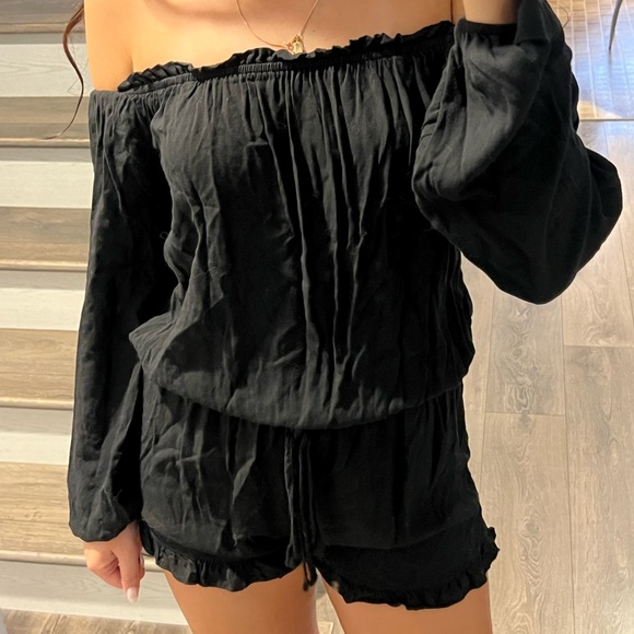 Off the shoulder flowy long sleeve short romper - Picture 2 of 5